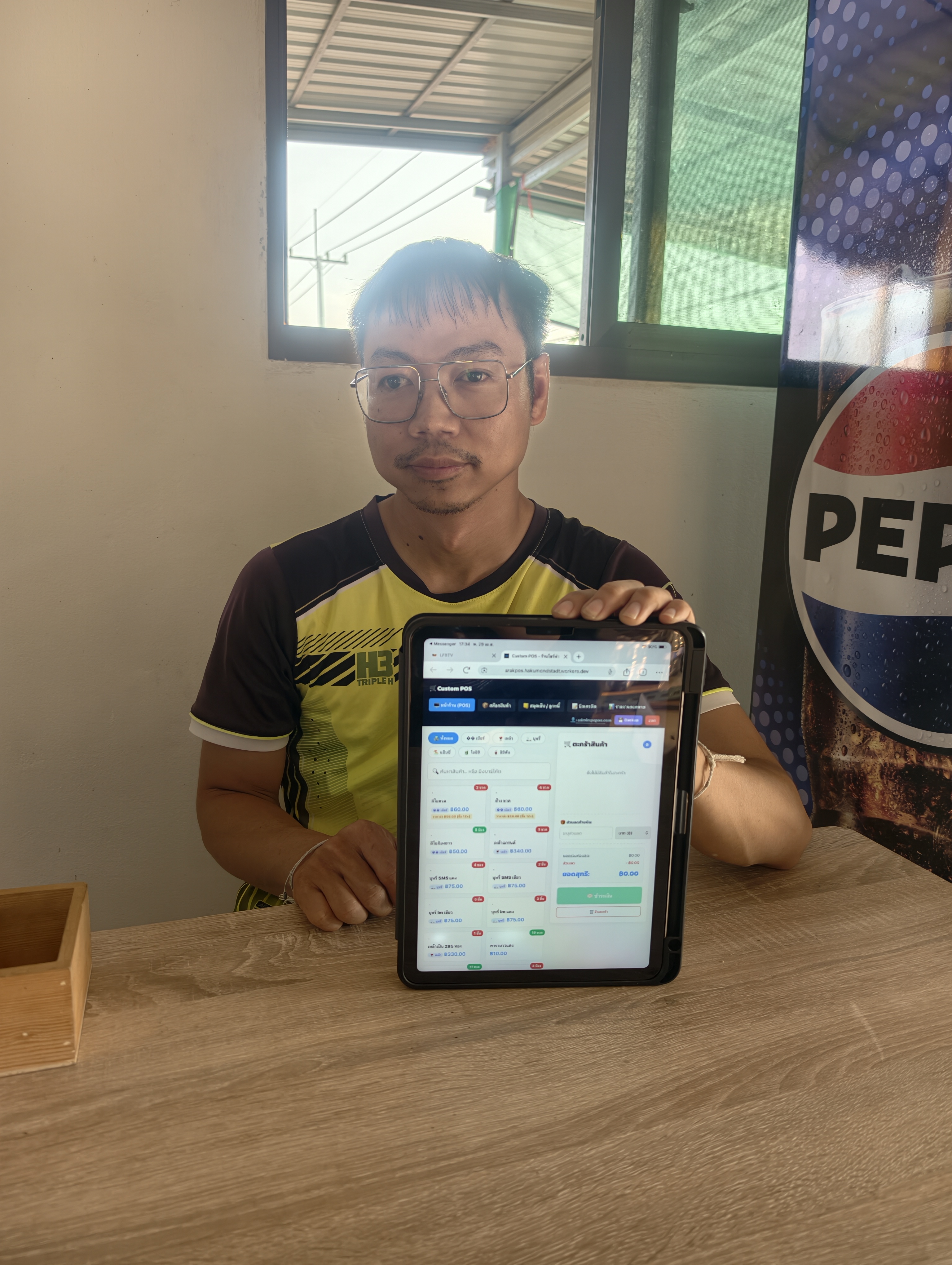 เจ้าของร้านกำลังใช้งาน Custom POS ภายในร้านจริง